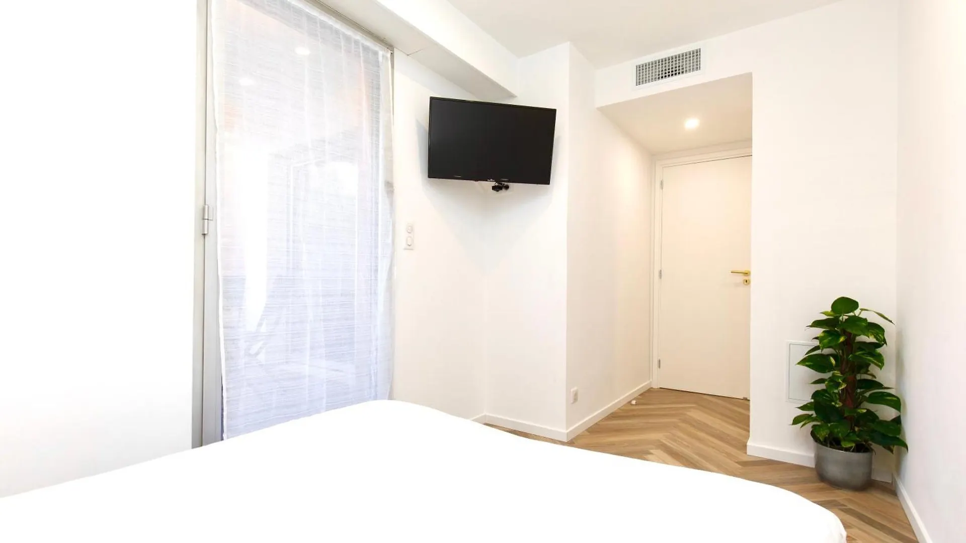 Bel Appartement Port De Nice Avec Terrasse, Parking 0*,  Frankrijk